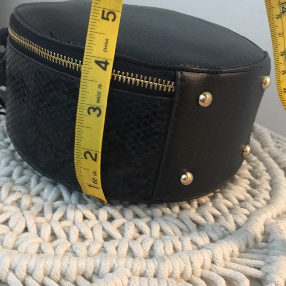 Black Circle Handbag - Picture 11 of 12